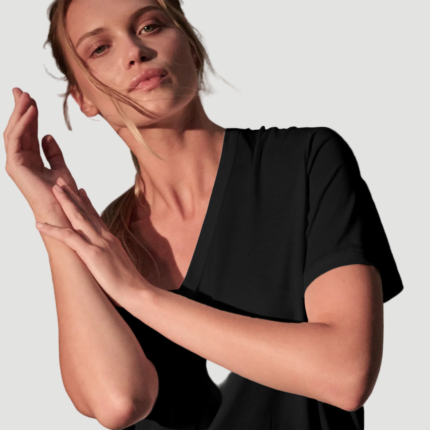 Majestic Lyocell Cotton Semi Relaxed Short Sleeve V-Neck in Noir